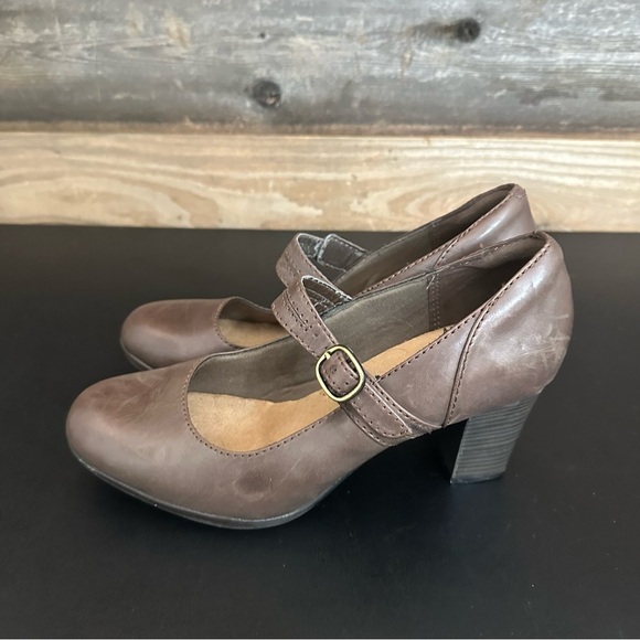 Clarks Women's Mary Jane Pump Size 9.5 Brown Leather Block Heel Twee Retro Comfy - Picture 2 of 12